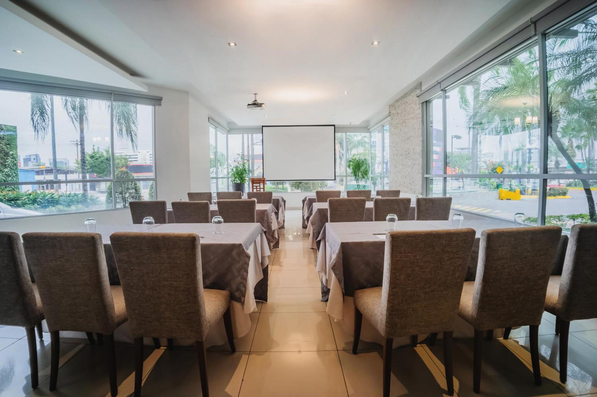 Wyndham Garden Guayaquil Hotel Ngoại thất bức ảnh